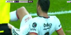 POTPUNO NEPOTREBNO: Kriminalan autogol Duška Tošića – sa 18 metara! (VIDEO)