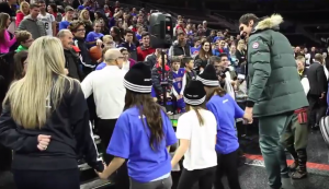 ČAROBAN SUSRET BOBIJA I SRPSKIH NAVIJAČA: Igralo se kolo i pevalo: ‘Ne može nam niko ništa’! (VIDEO)