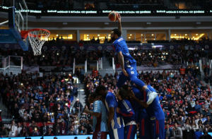 BRU-TAL-NO: Tajler Hanikat zakucao preko petorice! (VIDEO)