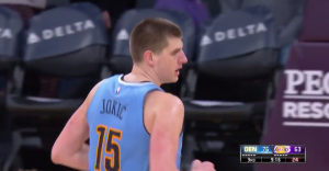 ‘JOKIĆ DŽONSON’: ‘Stejpls’ centar se poklonio magičnom i zaista neverovatnom Nikoli Jokiću! (VIDEO)