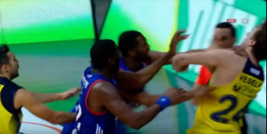 PROKLJUČALA KRV: ‘Radile ruke’ između Jana Veselog i Derika Brauna u derbiju Istanbula! (VIDEO)