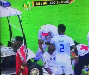 URNEBESNA SCENA U GABONU: Fudbalera Gvineje Bisao umalo pregazio automobil na terenu! (VIDEO)