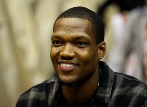 KONAČNO, STIGAO JE: Ovacije za Diona Tompsona u ‘Pioniru’! Ali, u prvim redovima je još neko… (FOTO)