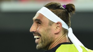 ŠOU-TAJM: Markos Bagdatis se šišao na terenu! (VIDEO)