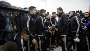 ŠOU NA KIPRU: Na utakmici Čuke lopta pogodila biciklistu na putu, policija prekinula meč