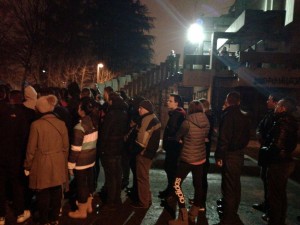 ‘IGRALE SE DELIJE’: Ogroman broj ljudi ispred dvorane ‘Aleksandar Nikolić’ (VIDEO)