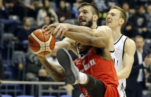 FOTO-UBOD: Ne igra protiv Solnoka, ali zato utakmicu gleda u najboljem društvu (FOTO)