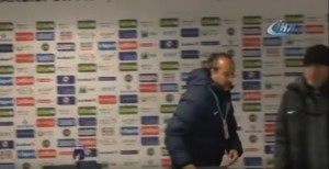 REKORDER: Samjuel Eto razbesneo protivničkog trenera za najkraću konferenciju ikada (VIDEO)