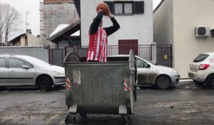 IMITACIJA GODINE: ‘Siiiimonović’ može i iz kontejnera – Triki ‘skinuo’ reprezentativca (VIDEO)