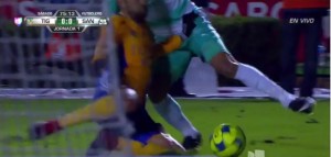 STRAVIČNA POVREDA: Fudbaler Tigresa na neverovatan način polomio nogu (VIDEO)