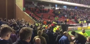 HRABROST ILI LUDOST: Ponovo tuče u Engleskoj, nekolicina navijača želela da se obračuna sa čitavom grupom (VIDEO)