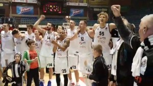 OSMA U NIZU: Veliko slavlje navijača i igrača Partizana (VIDEO)