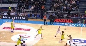 KAO NA ULIČNOM BASKETU: Karpošev Amerikanac ‘prodao foru‘ Novici i Hečeru (VIDEO)