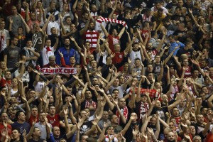 ODUŠEVIO ‘DELIJE’: Pogledajte ko je specijalan Zvezdin navijač u Skoplju (FOTO)