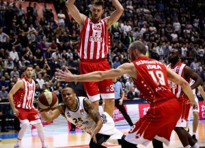 ‘LUDILO’ U PIONIRU: Prošlo je 20 minuta, ali niko nije bliži pobedi, sipa se u obruče (VIDEO)