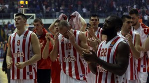 PESMA NIJE STALA: Evo kako su Delije ispratile svoje ljubimce sa parketa (VIDEO)