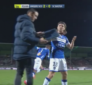 ŠOU: Izašao je mirno sa terena, a onda zbog sitnice umalo nije prebio četvrtog sudiju (VIDEO)