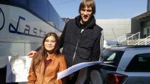 KAKAV DOČEK ZA CRNO BELE: Devojčica iznenadila košarkaše Partizana poklonivši im njihove portrete! (FOTO)