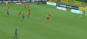 ‘GRANATIRANJE’: Sudija je prevideo gol aut, igrači Brizbejna su se žalili i nisu videli projektil Marinkovića (VIDEO)