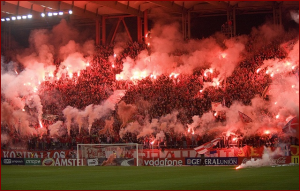 CRVENO-BELI ISTANBUL: Navijači Olimpijakosa u turskoj prestonici poručili ‘Kosovo je Srbija’ (FOTO)