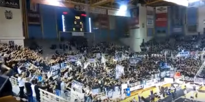 CRNO-BELI KOLAŽ: Evo kako se sinoć navijalo u Solunu (VIDEO)