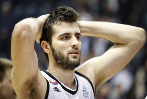 IZ NAJBOLJEG UGLA: Da li je Andrić fauliran u poslednjem napadu Partizana? (VIDEO)