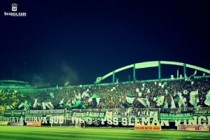 UŽIVAĆETE: Navijači indonežanskog drugoligaša prave nestvarnu atmosferu (VIDEO)