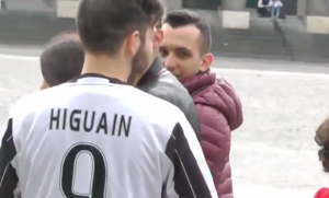 PARALELA SA SRBIJOM: U Juventusovom dresu Iguaina prošetao centrom Napulja – šou! A kod nas… (VIDEO)