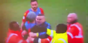 PUKLA BRUKA: Navijač uleteo na teren i krenuo da bije saigrača Luke Milivojevića! (VIDEO)