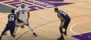 RETKO VIĐEN POTEZ: Uhvatio NBA zvezdu za međunožje u sred meča! (VIDEO)