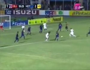 NAPAD SA 12 IGRAČA I DVE LOPTE: Navijač uleteo na teren i dao gol – baš kada i njegov klub! (VIDEO)