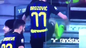 SNIMAK O KOM BRUJI ITALIJA: Hrvat iz Intera sam sebe povredio jer je besneo na trenera! (VIDEO)