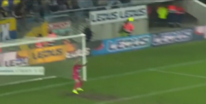 E, MOJ KAPONE: Ono kad se pouzdaš u golmanovu procenu, a dogodi se ovo (VIDEO)