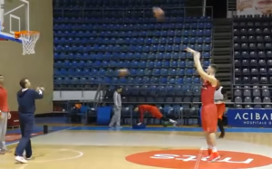 TRENING ZVEZDE PRED SPEKTAKL: Kuzmić spreman za penal seriju, Danguba cepa sklekove, a omladinci cepaju mrežicu (VIDEO)