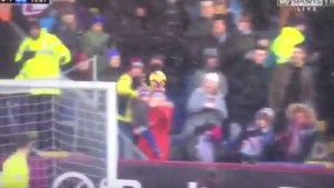 HEROJ DANA: Kako je navijač spasio bebu od udarca na meču Barnli – Čelsi (VIDEO)