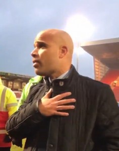 KAKAV CAR: Trener Grimzbija izgubio 5:0, pa otišao da popriča sa navijačima (VIDEO)