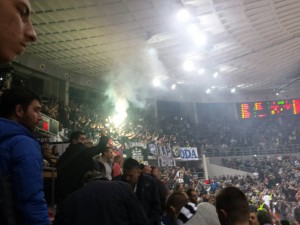 INCIDENTI POSLE MEČA: Obračun Grobara i žandarmerije na tribinama „Čaira“! (VIDEO)