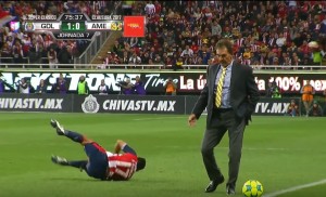 OVI SU LUĐI I OD NAS: Trener Amerike ušao na teren i ‘pokosio’ rivala u Superklasiku (VIDEO)