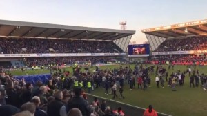 NEVEROVATNO: Trećeligaš pobedio šampiona Engleske, a ponašanje navijača bi moglo da ih košta prolaska (VIDEO)