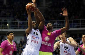 PARTIZAN GUBI, ALI GORDON PRKOSI FIZICI: Neverovatan pogodak košarkaša Partizana protiv Cedevite (VIDEO)