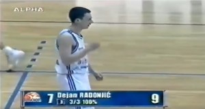 PRAVI PRIMER: Retko ko se seća kako je Dejan Radonjić ‘zatrpao’ Olimpijakos u Evroligi (VIDEO)