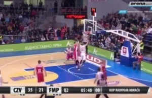 ‘BANANAMEN’: Da li se Ajzea Ostin ovim preporučio Zvezdi? (VIDEO)