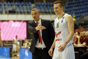 PUBLIKA ‘POPADALA’ OD SMEHA: Dejan Radonjić bacao u trans sve navijače u ‘Pioniru (FOTO) (VIDEO)