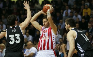 DRUŠTVENE MREŽE SE USIJALE: Evo kako su ‘obični navijači’ ispratili prvo poluvreme (FOTO)