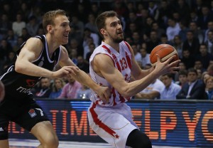 VIŠESTRUKA EKSPLOZIJA: ‘Bomba’ Gudurića sa devet metara i baklja pravo u glavu navijača! (VIDEO)