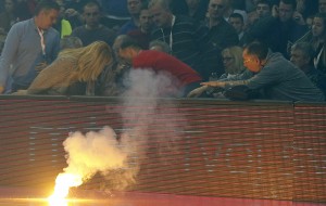MRAČNA STRANA FINALA: Funkcioneru KSS bakljom povređeno oko, zadržan na klinici! (VIDEO)