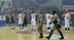 NAJLEPŠA SLIKA FINALA: Lepotica u Partizanovom i momak u Zvezdinom dresu su najveći pobednici derbija (FOTO)