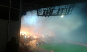 PREKID NA MARAKANI: Fantastična bakljada navijača Zvezde naterala Glođovića da zaustavi igru (VIDEO)