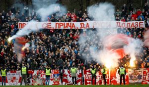 FOTOGALERIJA: Jedan navijač Crvene zvezde nije imao para za kartu, ali je našao merdevine (FOTO)