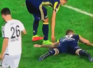 JEZIVO: Pogledajte kako je napadaču Fenera pukla ruka (VIDEO)